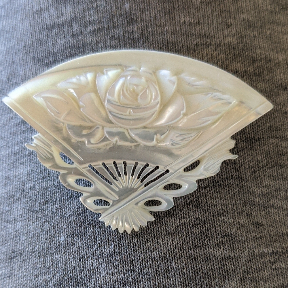 Elegant Fan-Shaped MO Pearl Brooch